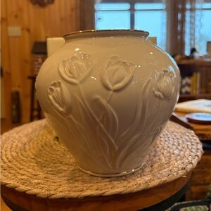 Vintage Lenox Masterpiece Collection Ivory
Porcelain Globe Vase w/24K Gold Trim